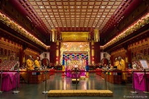 Unser erster richtiger Tempel! Und dann haben wir auch noch das Glück, dass gerade ein "Gottesdienst" im Gange ist. Der Gesang bzw. das Gebet der Mönche ziehen mich sofort in ihren Bann. Später lesen wir, dass wir da in den größten Buddhistischen Tempel im Land gestolpert sind.