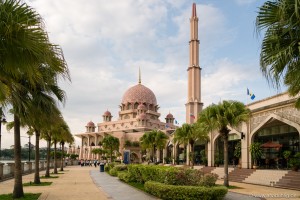 Schön ist sie schon, unsere erste Mosche. Heißen tut sie Putra Mosque. Sie ist sehr neu (keine 20 Jahre) und fast 15.000 Gläubige. Das Minarett ist über 100 Meter hoch.