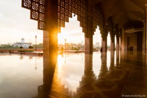 Nicht nur in der Moschee sondern auch davor hat die Sonne uns an diesem Abend wunderschönes Licht geschenkt. Für den Fotografen ein Traum!