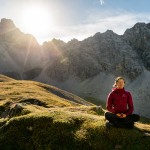 Meditation plus Gipfelglück | Man kann überall meditieren. Im Wohnzimmer, in der Bahn, auf dem Berg ...