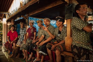 Auch schick, aber anders. Warum sehen die Balinesischen Kerle in Sarongs nicht lächerlich aus? Westler aber schon. Ein ewiges Rätsel.