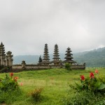 Wie aus einer anderen Welt liegt dieser Tempel am Ufer des Danau Tamblingan. Einem der Zwillingsseen in der Mitte Balis.