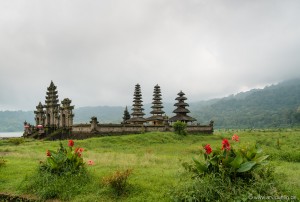 Wie aus einer anderen Welt liegt dieser Tempel am Ufer des Danau Tamblingan. Einem der Zwillingsseen in der Mitte Balis.