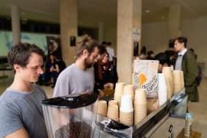 #COFFEE2TALK – Neben Kaffee gibt es Infos und Profis für die Besucher – Foto | TUM: Junge Akademie / Arvid Uhlig