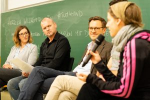 Ein Moderator, fünf Teilnehmer teilen sich das Podium – Foto | TUM: Junge Akademie / Arvid Uhlig