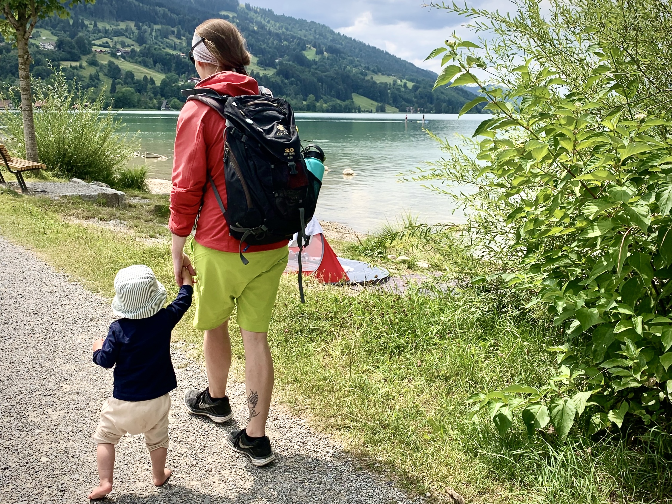 "Mama, zeig mir die Welt!" – Meine Tochter und Ich, Hand in Hand am Ufer eines Bergsees.